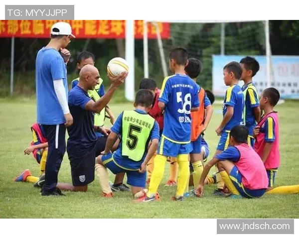 黄丽独家分享足球心得与技巧解析助你提升球技和战术理解