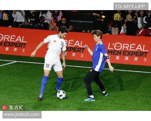 足球明星与粉丝亲密互动合照瞬间记录下美好回忆与激情时刻