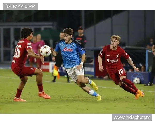 足球明星时尚风采揭秘：从球场到红毯的穿着打扮全解析