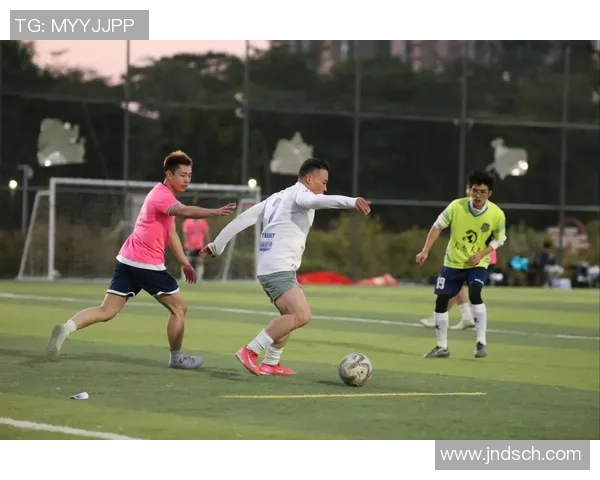 足球明星的魅力揭秘为何他们总能吸引众多粉丝的目光与喜爱 足球明星的魅力揭秘为何他们总能吸引众多粉丝的目光与喜爱